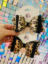 Load image into Gallery viewer, Animal Print 4.5 inch Hair Bow
